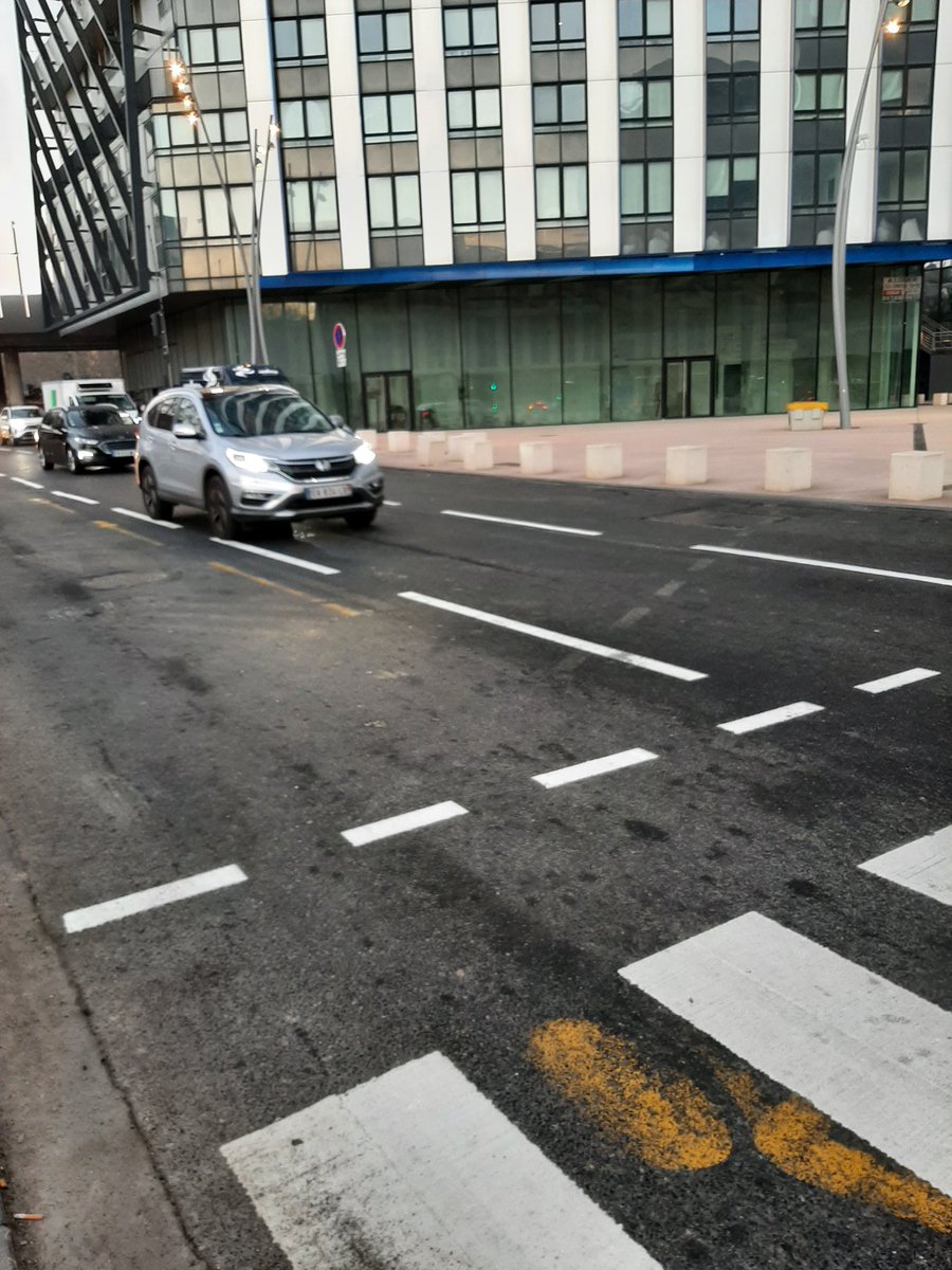 David92801's tweet photo. Le projet Rose de Cherbourg sur #Boieldieu #Puteaux #ParisLaDefense mettait en avant une plus grande place aux mobilités douces. Avec une place centrale bétonnée et une 2*3 voies digne d'un circuit de F1, les assoc cyclistes apprécieront https://t.co/DfJTlYB6zO