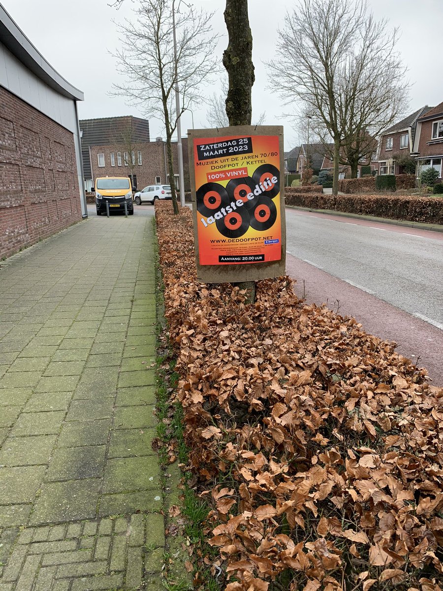 708090drivein's tweet photo. #Eibergen een beetje meer kleur gegeven #doofpotkettel #25maart2023 @cafedeklok #100%vinyl kaarten in de voorverkoop @cafedeklok 💃🏻🕺🏼🎧🎤👍 https://t.co/RYeU9npgrq