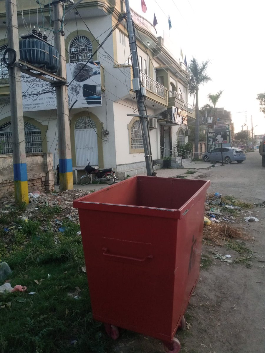 CaptSamiCSP's tweet photo. جہلم میں صفائی کے نظام کو بہتر بنانے کے لیے شہر کے مختلف مقامات پر کوڑے دان نصب کر دیے گئے ہیں، تمام معزز شہریوں سے اپیل ہے کہ وہ کچرا کوڑے دانوں میں ڈالیں تاکہ شہر کو صاف ستھرا بنایا جاسکے۔ https://t.co/Cl66MbQYnV