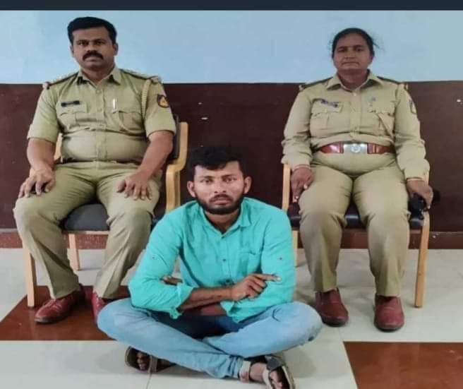 blessed_sameerh's tweet photo. ನಿಷೇದಿತ ಪ್ರದೇಶದಲ್ಲಿ ನೃತ್ಯ ಮಾಡಿದ ಕಾರಣಕ್ಕಾಗಿ ಈ ಹುಡುಗನನ್ನು ಬಂಧಿಸಿದ್ದರೆ ಆದರೆ ವಿಮಾನದಲ್ಲಿ ನಿಷೇದಿತ ಕೆಲಸವನ್ನು ಮಾಡಿದ @Tejasvi_Surya ನನ್ನು ಏಕೆ ಬಂಧಿಸಲಿಲ್ಲ..😡🤔

#DeepakGowda #humpi #dance #karnataka https://t.co/1kxEPzwADs