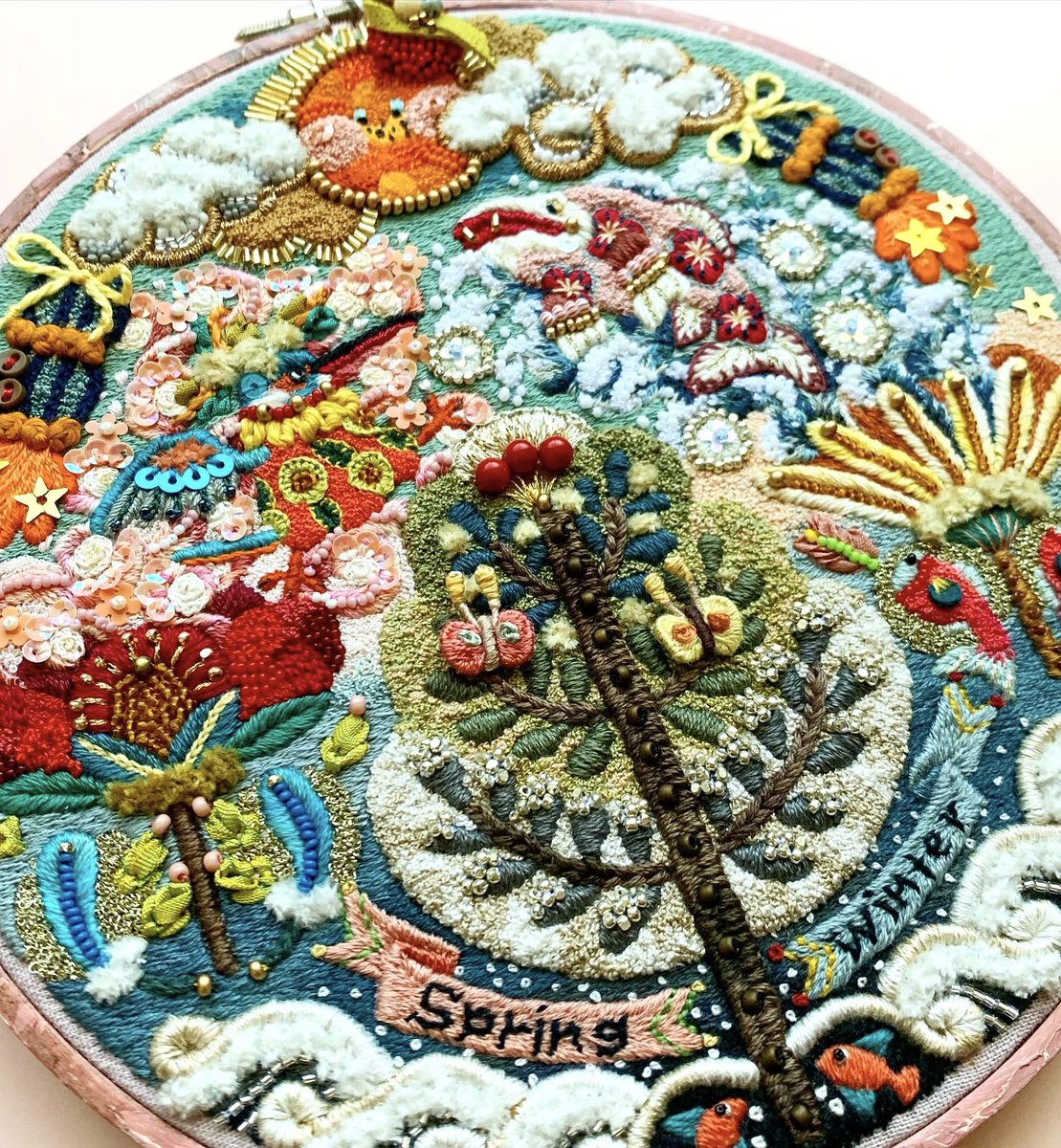 「刺繍作品「春探し」サイズ:15cm刺繍枠魚獲りの名人であるカワセミが、寒い冬を終」|シロのイラスト