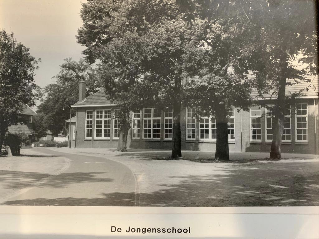 vassevrogger's tweet photo. De oude jongensschool aan de Beekzijdeweg in Vasse. Daar heeft menig kealke oet Vass les gehad van meester Lankamp of Sleiderink of juf Nijhuis.
Gesloopt in de jaren ‘70.
Nu plek van Fam. Groothuis. https://t.co/01DcygFYJc