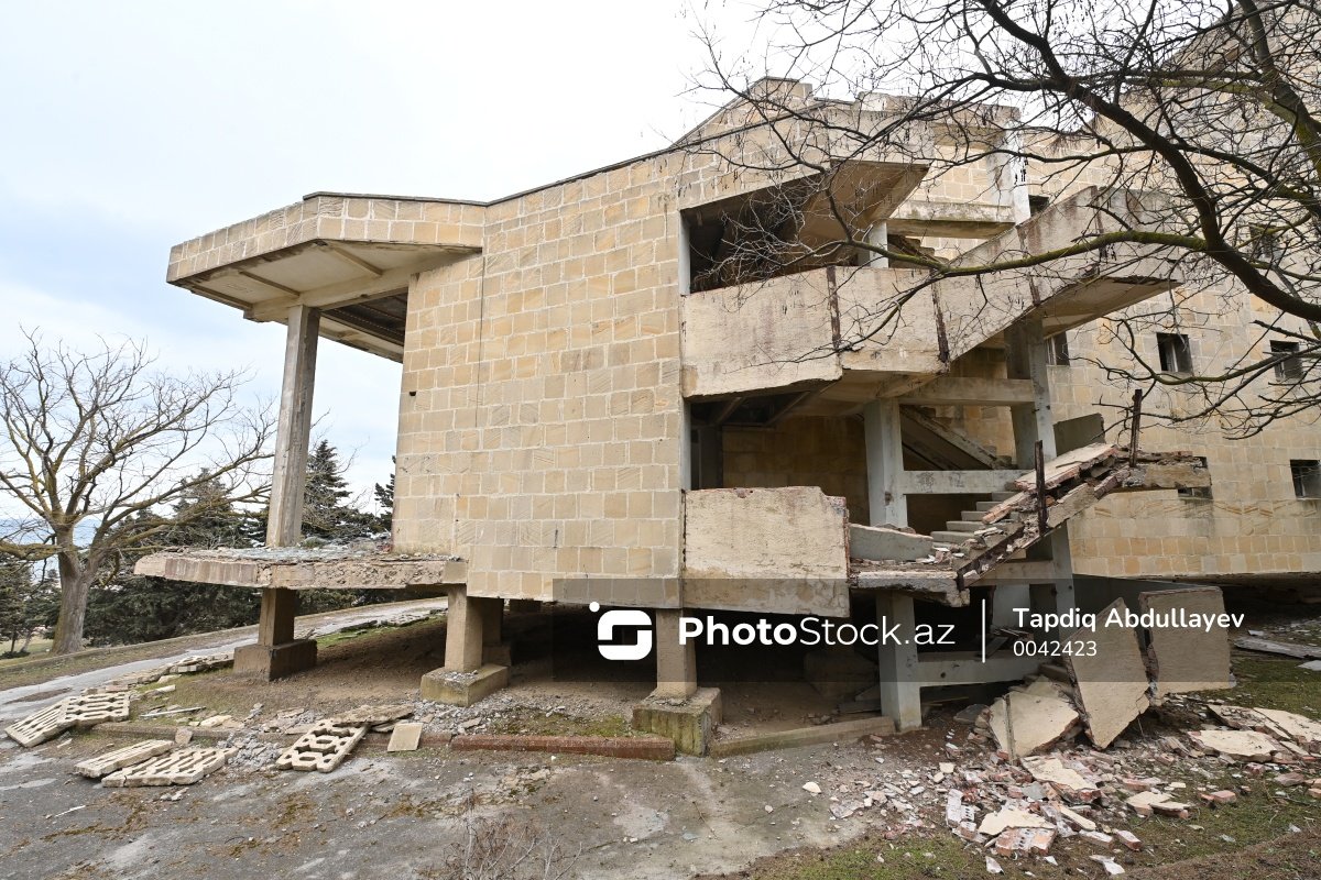 PhotoStockaz's tweet image. Zaqulba qəsəbəsində məhvə tərk edilmiş "Gənclik" sanatoriyası
#sanatoriya #gəncliksanatoriyası #baxımsız #tərkedilmişbina #zaqulba #qapı #pəncərə #divar #pilləkən #fotoreportaj #photo #Stock #Azerbaijan #Baku
🏚️ Ətraflı: photostock.az/media/6401F38B…