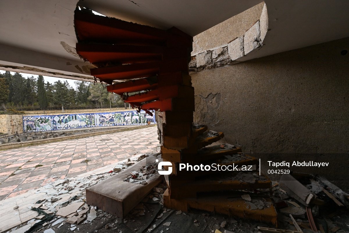 PhotoStockaz's tweet image. Zaqulba qəsəbəsində məhvə tərk edilmiş "Gənclik" sanatoriyası
#sanatoriya #gəncliksanatoriyası #baxımsız #tərkedilmişbina #zaqulba #qapı #pəncərə #divar #pilləkən #fotoreportaj #photo #Stock #Azerbaijan #Baku
🏚️ Ətraflı: photostock.az/media/6401F38B…