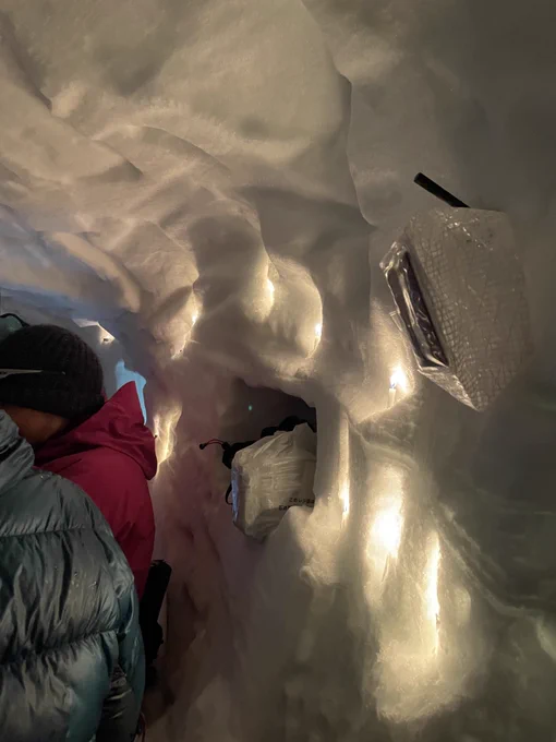 おまけ。1日目のガスガス状態と、雪洞掘りと謎にライトアップされた雪洞内と2日目の北信五岳方面(今日は沢山人とすれ違った) 