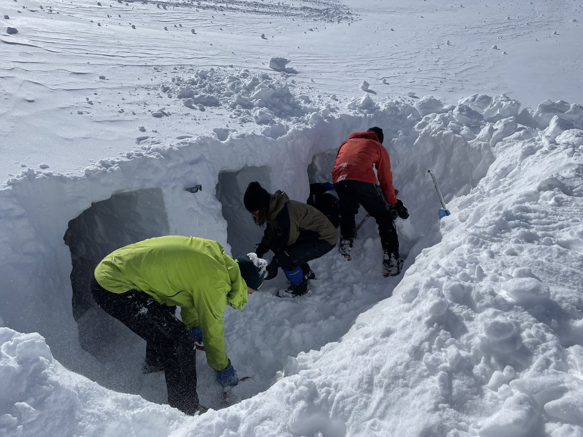 「おまけ。1日目のガスガス状態と、雪洞掘りと謎にライトアップされた雪洞内と2日目の」|もりした@コミティア144【と31b】のイラスト