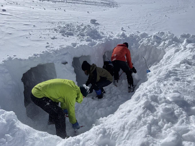 おまけ。1日目のガスガス状態と、雪洞掘りと謎にライトアップされた雪洞内と2日目の北信五岳方面(今日は沢山人とすれ違った) 
