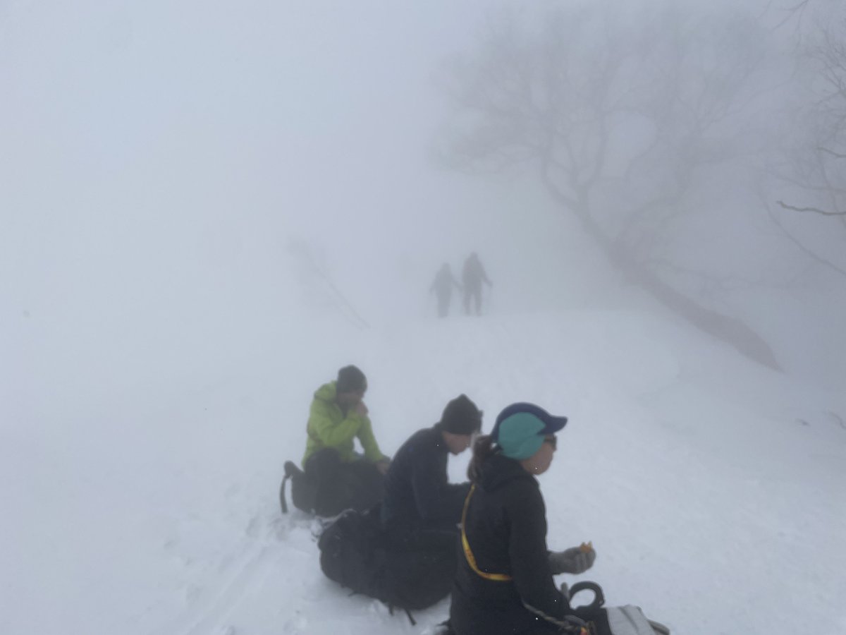 「おまけ。1日目のガスガス状態と、雪洞掘りと謎にライトアップされた雪洞内と2日目の」|もりした@コミティア144【と31b】のイラスト