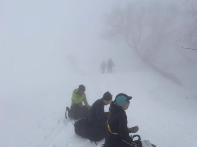 おまけ。1日目のガスガス状態と、雪洞掘りと謎にライトアップされた雪洞内と2日目の北信五岳方面(今日は沢山人とすれ違った) 