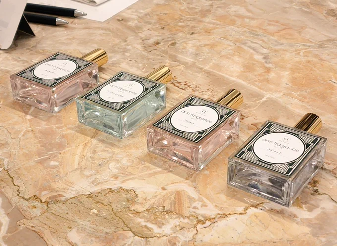 ann fragranceさんで作ってきました。楽しいロッソノービレをコットンに含めて参考に持ち歩いてたんだけど、調香師さんが相談に乗ってくれて、的確なアドバイス頂けてめっちゃ良かった。店舗もお洒落で概念と真剣に向き合う一時、めっちゃ楽しかった… 