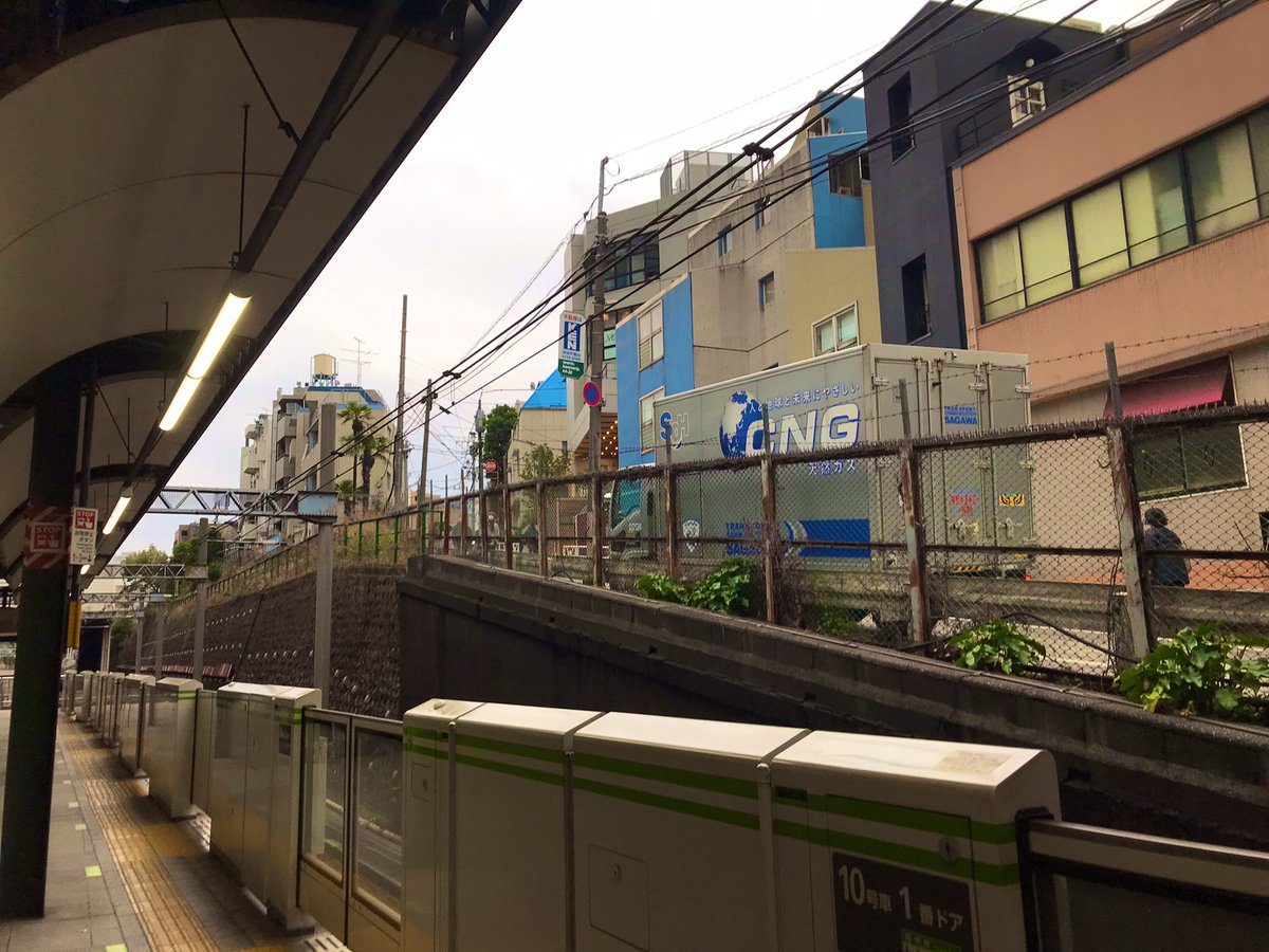 mood_sign's tweet photo. 今日は都内のスタジオでメーカー立ち会いの元、マイクのテストに行ってきました。
普段使ってるマイクもあったので撮り聴き比べてみたら撮り音もそうだけど、モニター環境の音像も全く違いました。
音って深いな。 https://t.co/piPb4Ydmlb