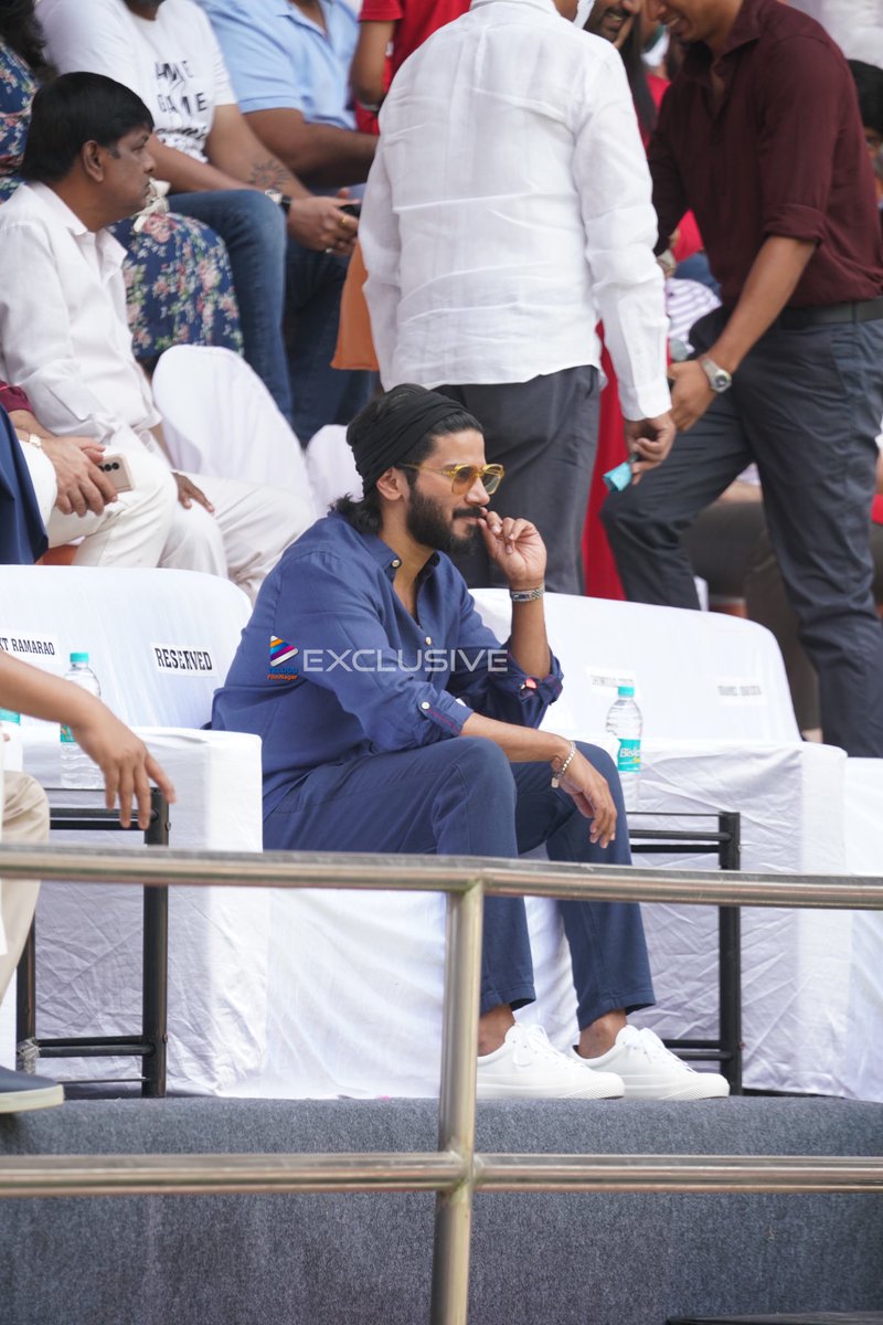 telugufilmnagar's tweet photo. #DulqerSalmaan papped 📸 along with #KTR as they attend to watch a game in Hyderabad!!✨

@dulQuer @KTRBRS #TFNExclusive #TeluguFilmNagar https://t.co/uHu2kcV94L