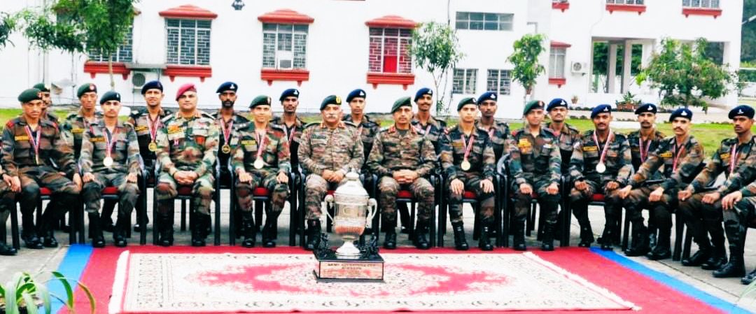 trishakticorps's tweet photo. #ArmyCdrEC felicitated #TrishaktiCorps Team who were crowned the #ArmyChampions in the #ArmyAdventureChallengeCup2023 ensuring unwavering victory for #EasternComd. Two individuals awarded #ArmyCdrEC Commendation Cards for superlative performance.
@adgpi
@easterncomd https://t.co/cfXfDwpM5L