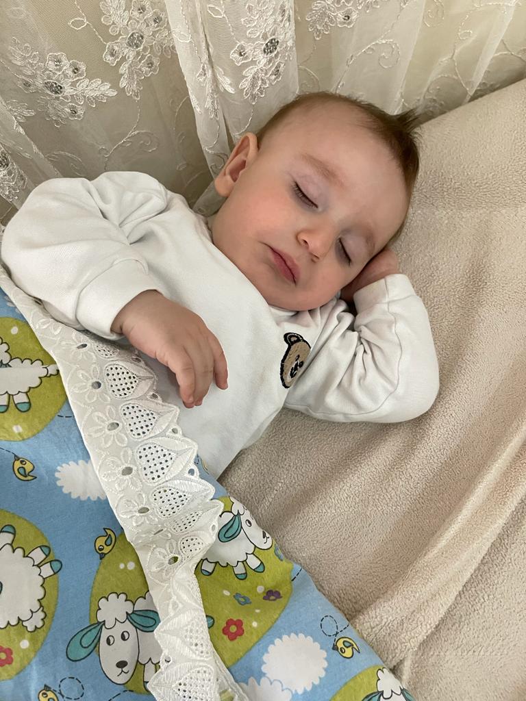 Her şeyden habersiz o güzel uykusunda uyuyor bebeğim... Minik omuzlarında çok büyük yükler var bir yandan SMA hastalığıyla mücadele verirken bir yandan da deprem felaketi ile mücadele veriyor.Ben tek başıma oğlumu bu enkazdan çıkaramıyorum lütfen bize yardım edin😔 #meralaksaner