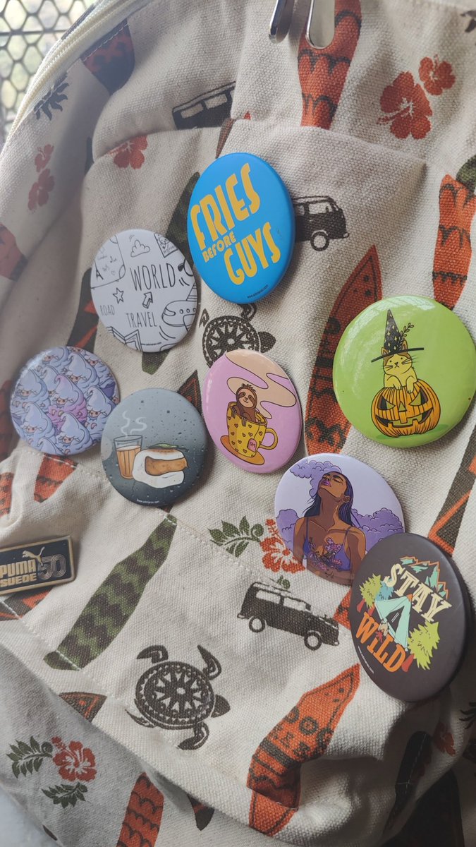 GM friends ☺️ Take a look at all these cool badges on my bag 💃
