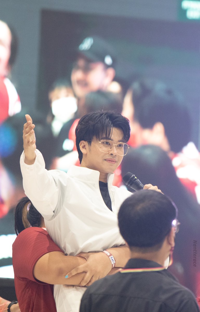 Nantterace's tweet photo. เอ็นดู ทั้งคู่เลย 555555555ทาโน้นนนนนน 😂😂😂😂😂 #NONTBDSPORTPARTY https://t.co/182H467WVu