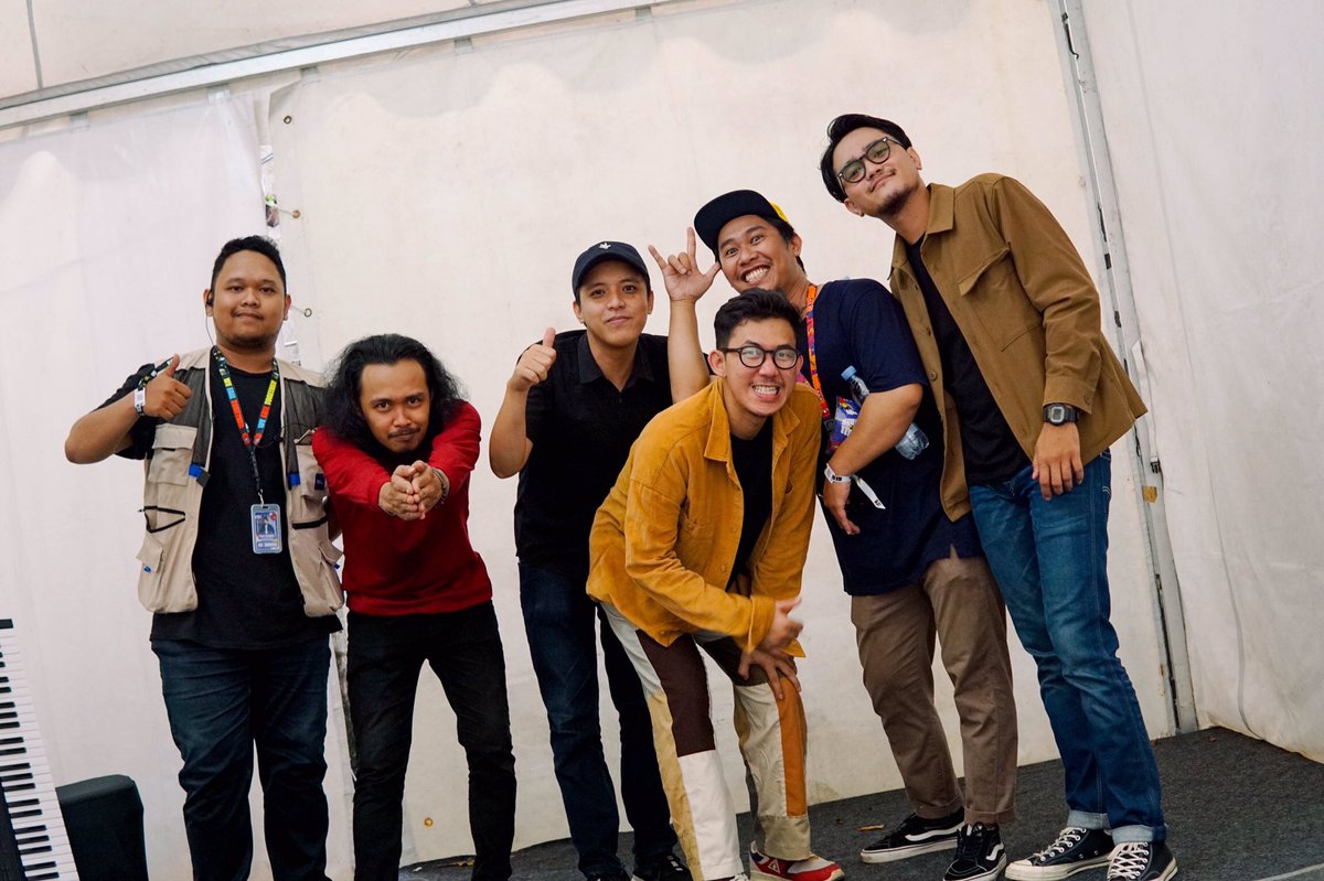 rio_kacank's tweet photo. Panjang Umur @blessthisfest ❤️🫶🏻
bersama Syndrama dan Pak Manager @garwill_ 🤗 https://t.co/L8DGQXw8IX