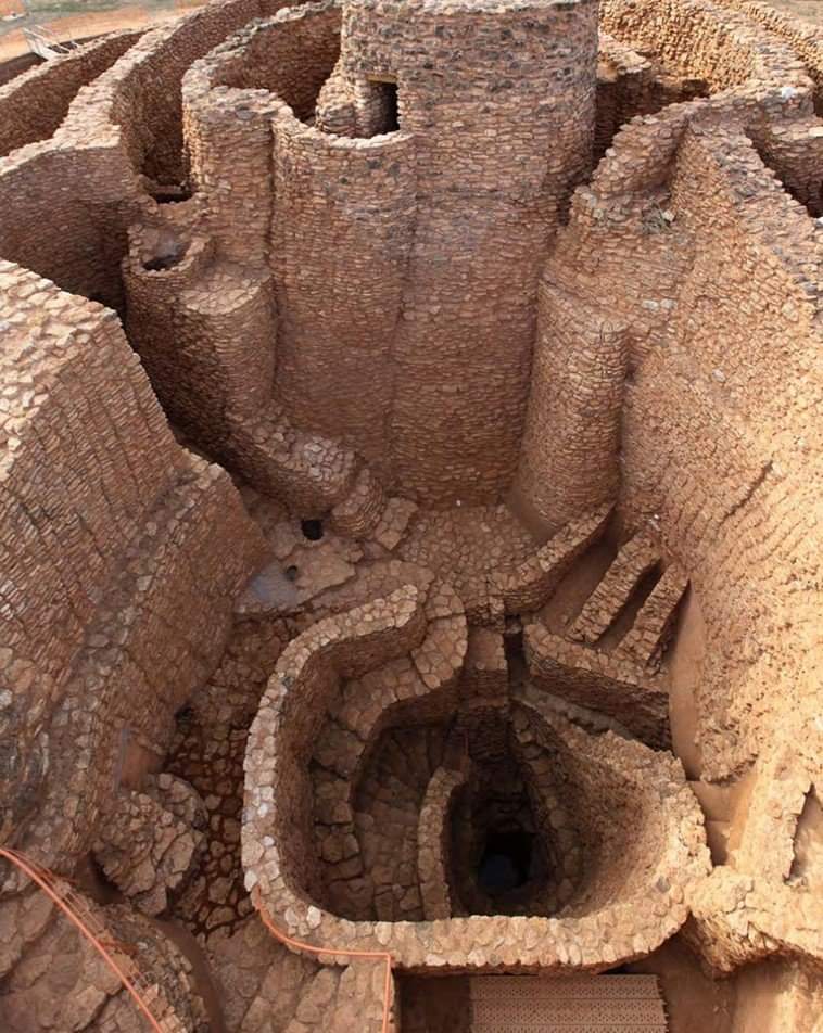 Motilla del Azuer es una impresionante fortaleza de 3200 años de antigüedad localizada en la vega del río Azuer, aquí, en España. Controlaba un amplio territorio mediante el agua, pues la captaba desde el nivel freático gracias al pozo más antiguo descubierto en la Península.