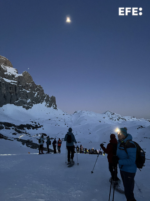 #EFEfotos | La Raquetada nocturna “Claro de Luna” batió este sábado el récord de participación con 400 aficionados que se han congregado en el entorno de los Lagos de Lloroza, en el Parque Nacional Picos de Europa. #nieve #raquetas
📸 Redacción Cantabria