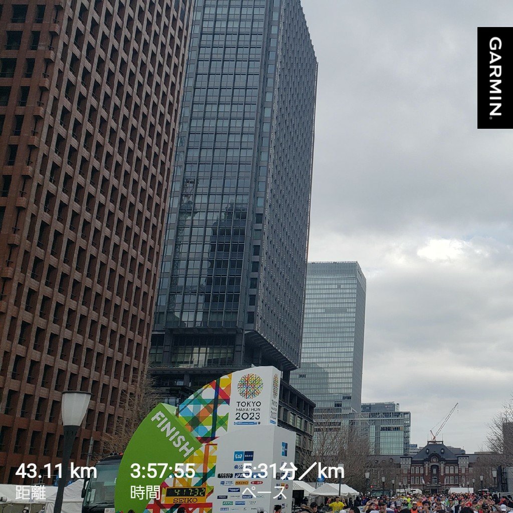 初めてのフルマラソン、ネットは何とか４時間切れました～❗東京マラソンは今度いつ走れるか分かりませんし、歩くことだけは止めてなんとかゴールにたどり着きました。華やかな雰囲気、ボランティアの皆さんのおもてなし含めて正に最高峰、ですね。走られた皆様、お疲れ様でした‼️
