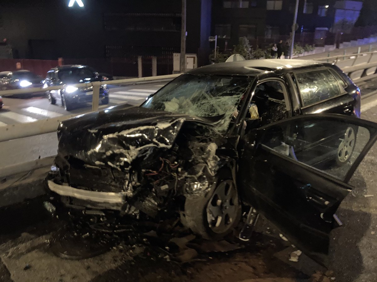 Policia_Coruna's tweet photo. #TráficoCoruña 🚔

📍Avda.Arteixo (Albia)   00:10h.
⚠️ Accidente de tráfico👉🏽3 vehículos.
🚒 Dúas persoas excarceradas @bombeiroscoruna
🚑 Tres persoas trasladadas ao CHUAC, unha delas ferida grave.
⚠️ Condutor do vehículo causante positivo en alcoholemia.

#AsíNon https://t.co/f2OKLEvoO3