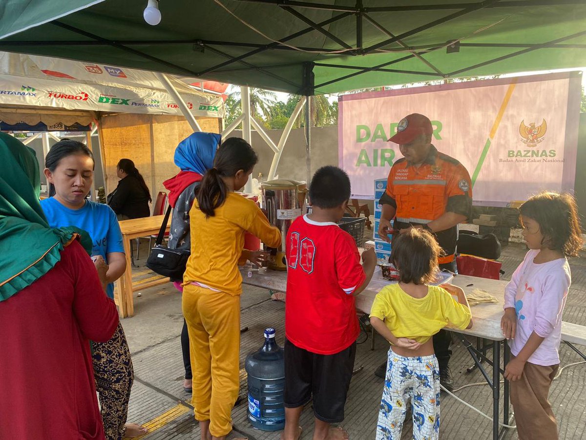 Layanan dapur air sampai dengan siang hari ini (5/3) di lokasi terdampak kebakaran Depo Pertamina Plumpang, Jakarta Utara. 
#plumpang 
#kebakaranplumpang 
#KebakaranDepoPertamina