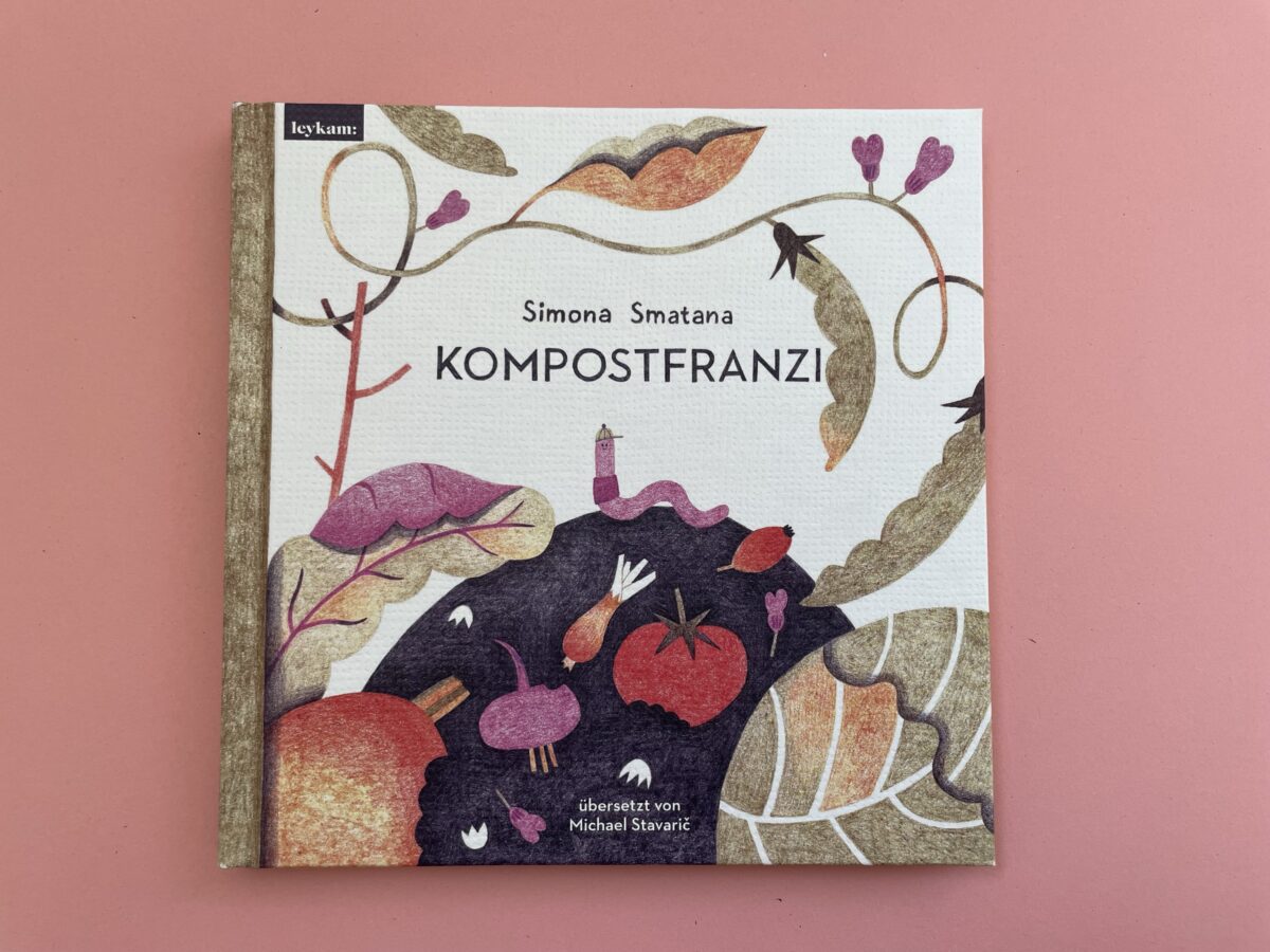 kinderbuuuch's tweet photo. #Frühlingsbuch: In „Kompostfranzi“ von Simona Smetana lernen wir den baseballkappentragende Regenwurm Franzi kennen. Ein Buch über Gartenbewohner_innen, aber auch über Selbstliebe &amp; Selbstwirksamkeit.

https://t.co/rEhWf8SOXu

#diversekinderbücher https://t.co/vVtH8iHEOe