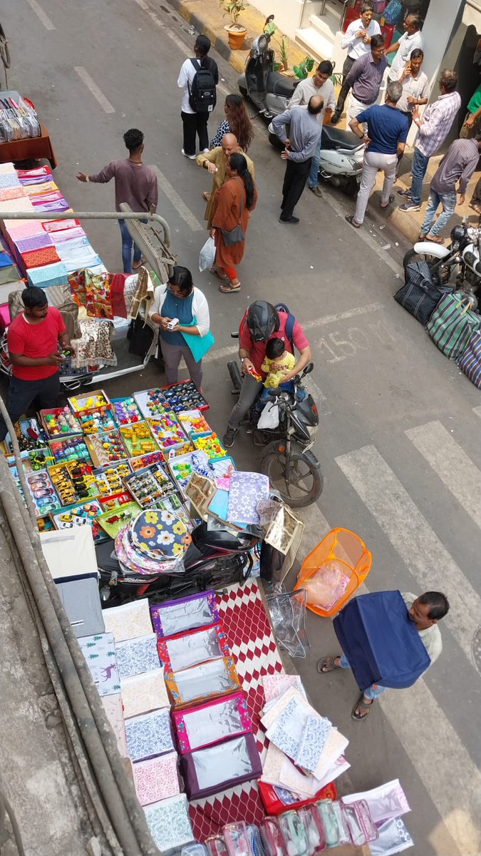 OfficialAkshata's tweet photo. Thank you @mybmcWardGN.
We are spending 1000s of crore on beautification of Mumbai.
 but on d otherhand commoncitizens are dont have right to use footpath,Each inch of footpath is encroachedby hawkers with blessings from BMC &amp;@MumbaiPolice.@mybmc isnot following supremecourtorder https://t.co/0LnTudcUoK
