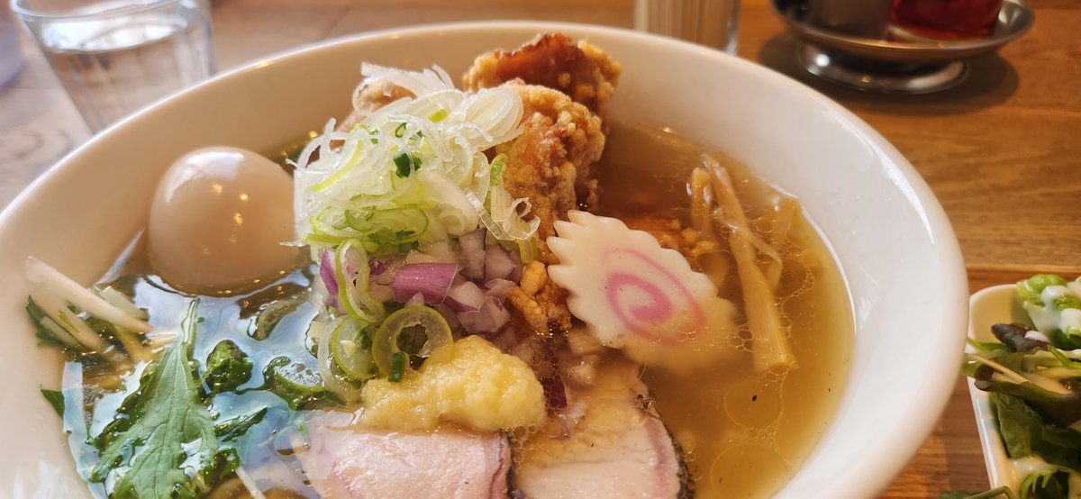 taketake070707's tweet photo. 本日のらー活
白河市鬼越『あずま食堂』
塩ラーメン+味玉+セット唐揚げのせ

フフフ😏
更に唐揚げ乗せちゃった🎵
総選挙後なので白味噌が定石なんだろうけど、やっぱ塩だよね(oゝД･)b

これも最強トッピングだと思う😋
旨かった～✌️ https://t.co/VzxJwRbJbr