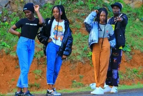 muli_brian_'s tweet photo. A set of useless girls. Kama unadate dem anavaa hivi umefumble vibaya sana https://t.co/HCcVKSIVqA
