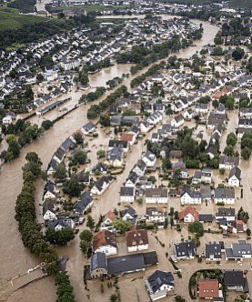 Links: Aktivisten schütten symbolisch Farbe auf das Grundgesetz, um vor der Klimakatastrophe zu warnen. Abends ist es wieder sauber.

Rechts: Der Klimawandel tötet 134 Menschen, zerstört 7154 Häuser.  Tausende verlieren ihre Existenz.

Setzt eure Wut an der richtigen Stelle ein.