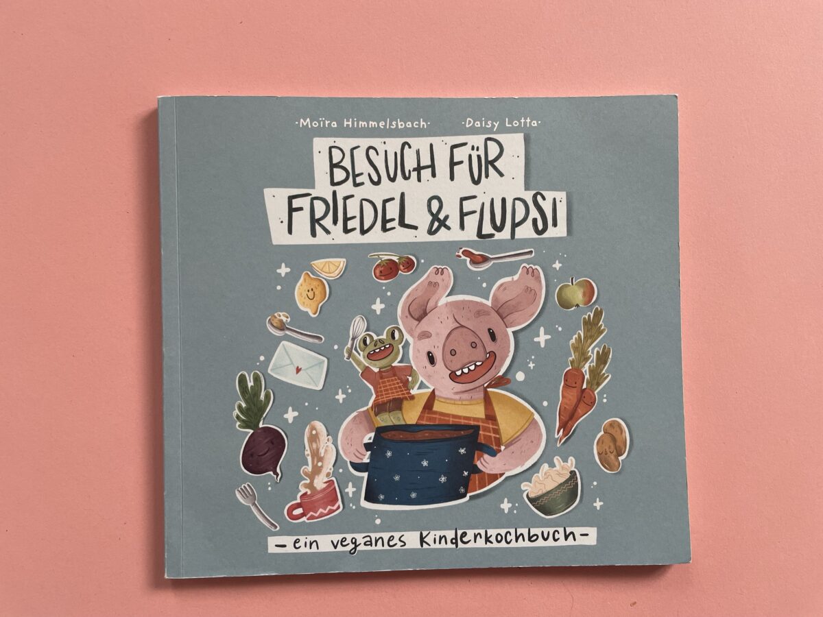 kinderbuuuch's tweet photo. Auf der Suche nach einem #Kinderkochbuch? 

"Besuch für Friedel und Flupsi“ führt Kinder spielerisch ans selbstständige Kochen heranführt. Die verschiedenen Rezepte, von Rührtofu bis Pfannkuchen, sind in eine Geschichte eingebettet und extrem lieb von Daisy Lotta illustriert. https://t.co/FBoYORhE9V