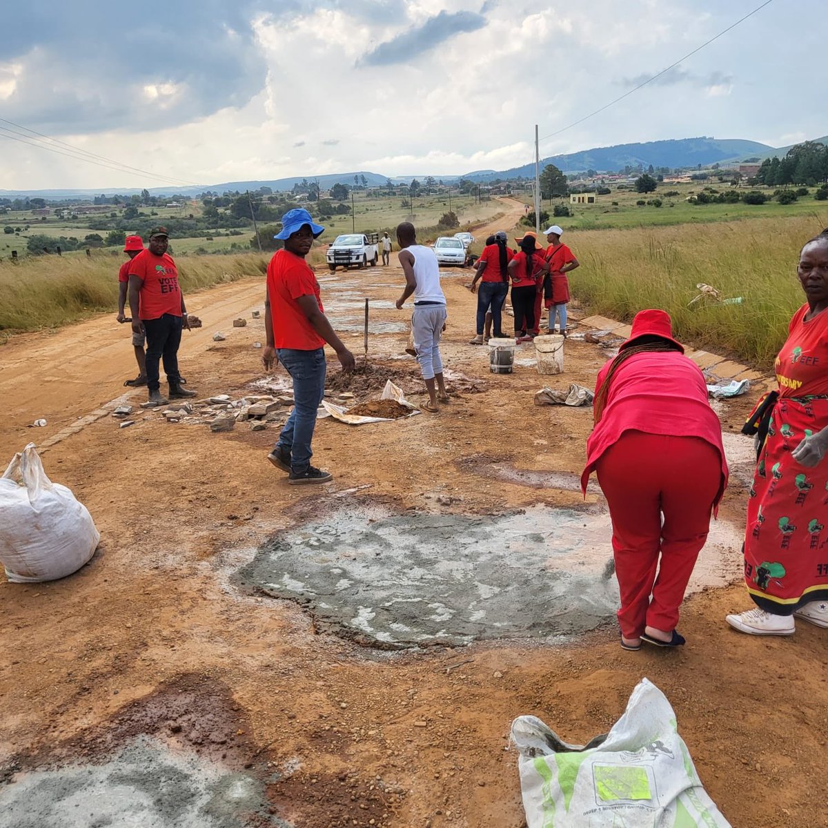 Lebona_cabonena's tweet image. The EFF members are really smart, they all have a dick in their dead brains, how could one  Fill potholes on a dirt road with cement.😂😂😂.

Let the Oranians teach them how is done.