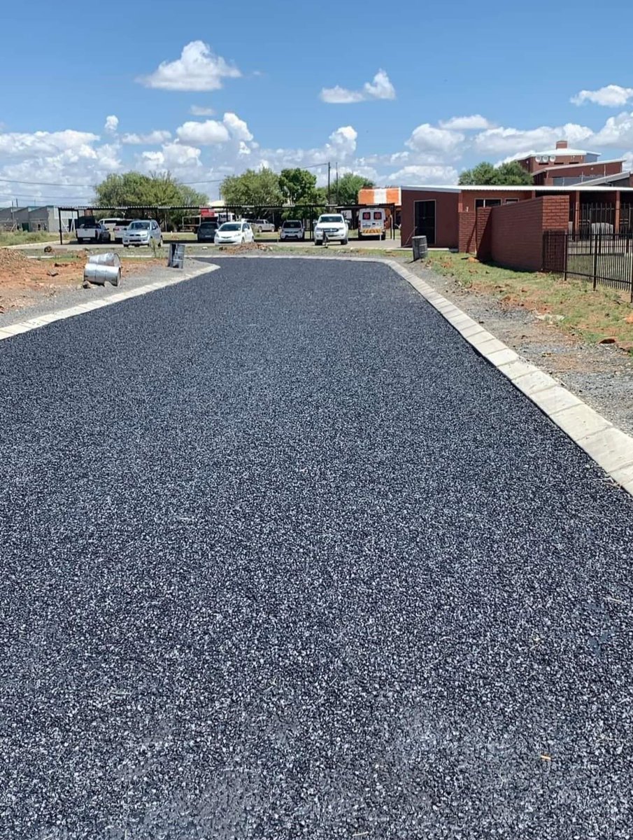 Lebona_cabonena's tweet image. The EFF members are really smart, they all have a dick in their dead brains, how could one  Fill potholes on a dirt road with cement.😂😂😂.

Let the Oranians teach them how is done.