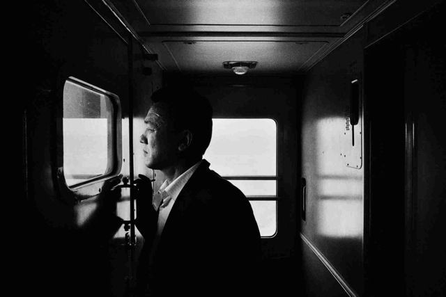 literlandweb1's tweet photo. “– ¿Por qué si uno sabe nadar flota sin moverse y cuando no sabe se hunde?
– El miedo pesa, hijo”. 
"La partida", Miguel Delibes
📷Klavdij Sluban https://t.co/rWq8NpIBON