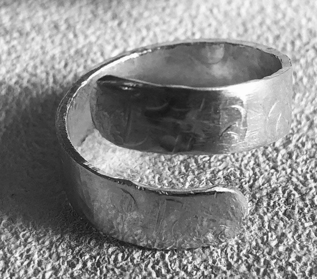 Glintsdesigns's tweet photo. Excited to share this item from my #etsy shop: Sterling Silver wrap Hammered Ring #silver #birthday #women https://t.co/WDVN6NnzzP https://t.co/BuzwMsvK9Y