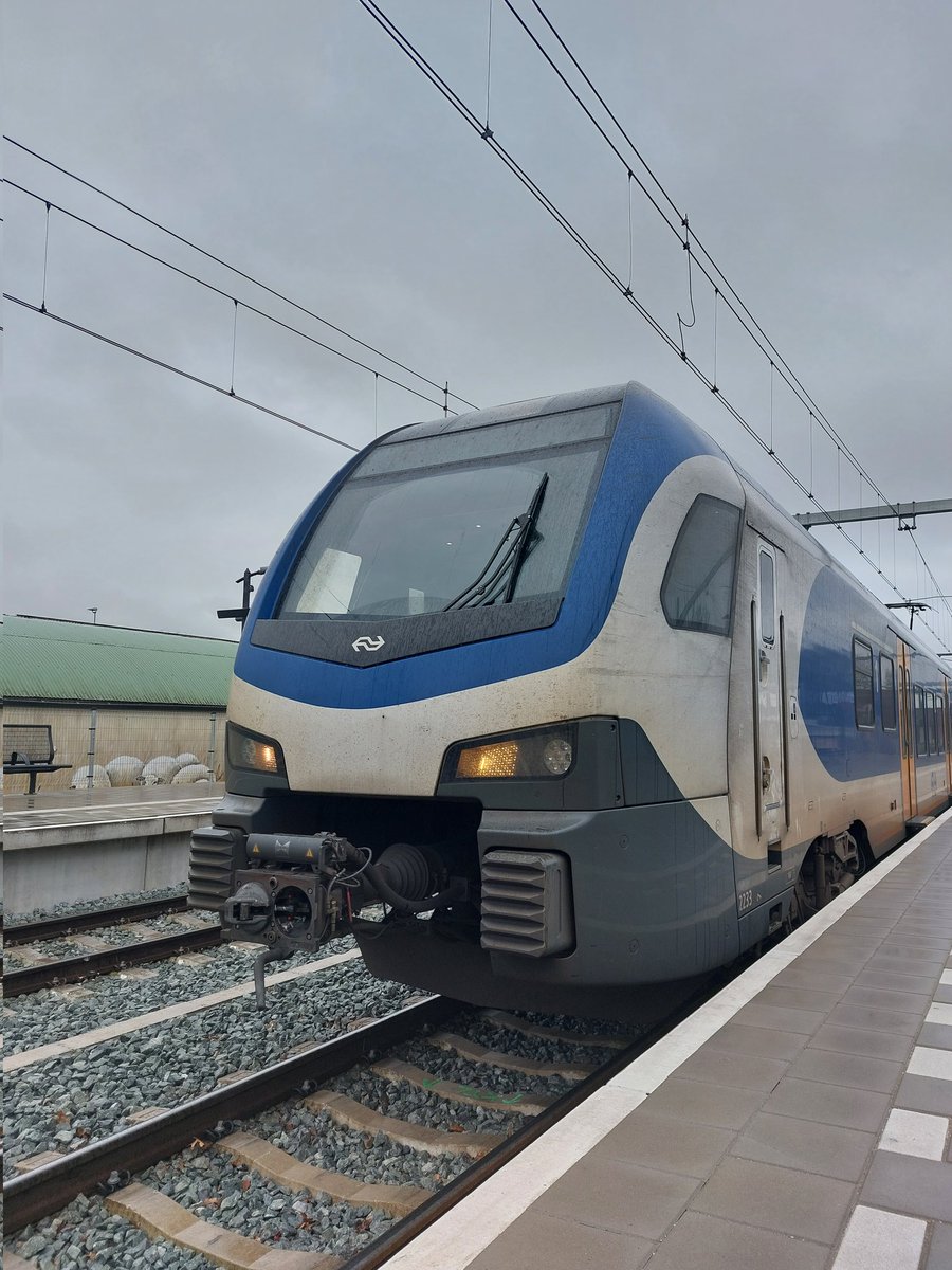 Voor de eerste keer als (zelfstandig) machinist op pad met de Ferrari onder de treinen: De FLIRT

Kort traject, maar toch 😊

#Arnhem #edewageningen #treinmachinist #treinleven #publictransport #traindriver