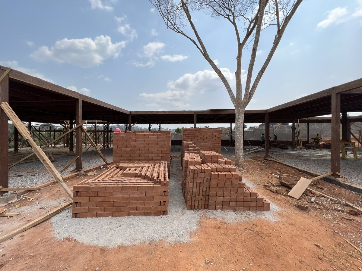 vicenteguallart's tweet photo. Estos días estoy en Camerún con la dirección de obra en la Escuela Infantil en Yaoudé para @MHSFNazaret . Es una estructura de madera local (azobe) con fachada de muros de ladrillo de tierra compactada para construir el #Africanflow https://t.co/Mfp302jMKK