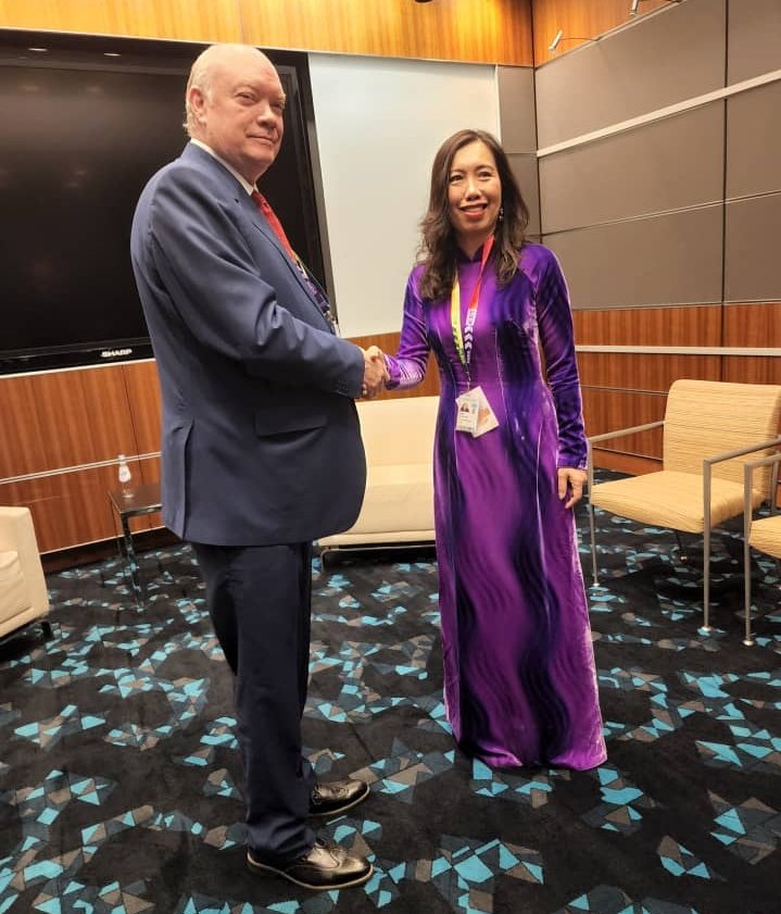 Fraternal encuentro con VM de Relaciones Exteriores de #Vietnam en marco de #LDC5. Aseguró pleno apoyo a gestión de #Cuba en presidencia G77+China. Recordamos que este año conmemoramos 50 aniversario de visita de #Fidel al sur de Vietnam en plena guerra. #CubaG77 #MejorSinBloqueo
