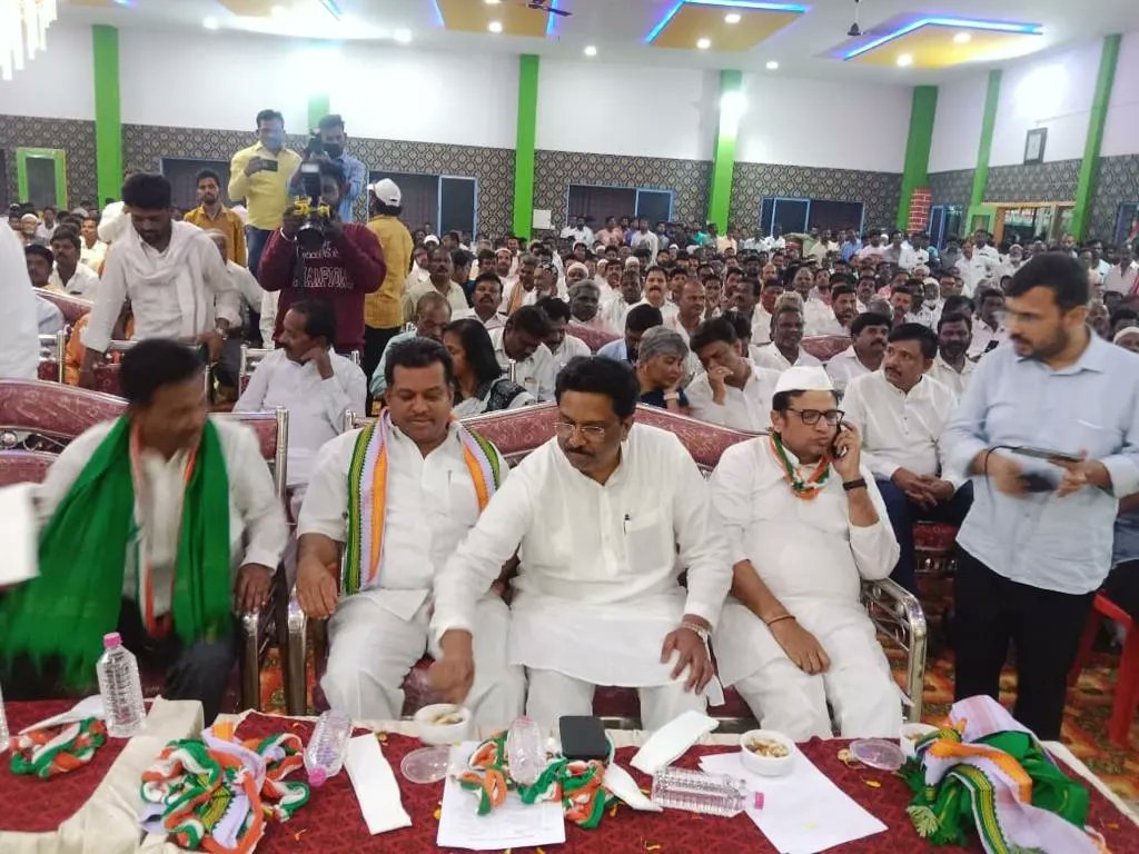 NasirHussainINC's tweet photo. Addressed partymen in a programme at #Hospet to release #guaranteecards of promises by Congress if voted to Power in #Karnataka. Promises are
1.200 units free electricity
2. Rs 2000 per month(Rs 24000 every month to women
3.10kgs of free rice per month to every person . https://t.co/1r3plH9ekK