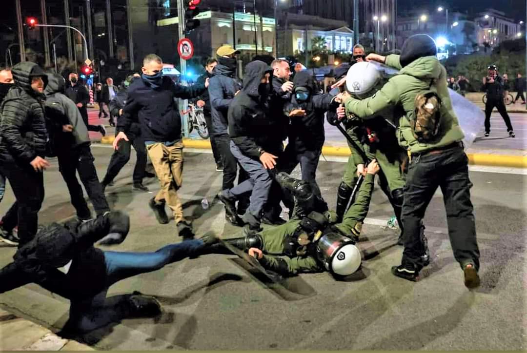 Στη φωτογραφία εγκλήματος της αριστεράς επιχειρούν να δολοφονήσουν αστυνομικούς. Μόνο ισόβεια σε αυτά τα κτήνη