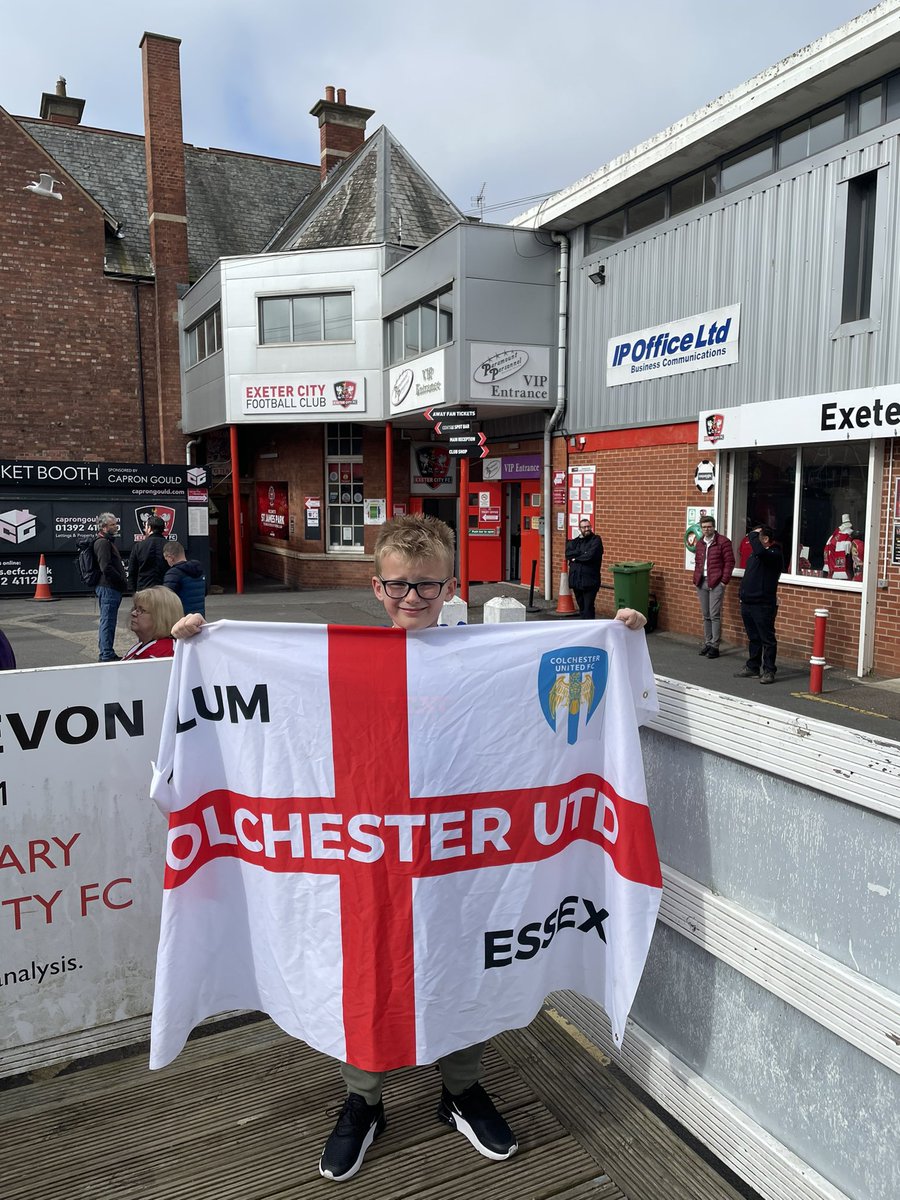 Tonycllm77's tweet image. When attending the @officialbantams vs @ColU_Official game yesterday when entering the ground the stewards took Harrison flag off him due to not allowed. At the end we was advised it had been lost. It had full teams sign on it and Harrison is devastated. Could anyone help #ColU