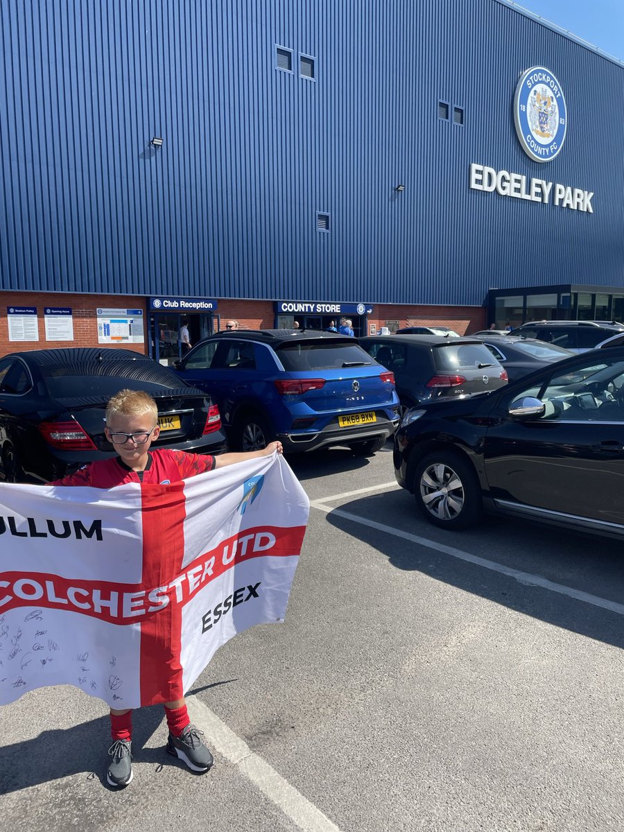 Tonycllm77's tweet image. When attending the @officialbantams vs @ColU_Official game yesterday when entering the ground the stewards took Harrison flag off him due to not allowed. At the end we was advised it had been lost. It had full teams sign on it and Harrison is devastated. Could anyone help #ColU