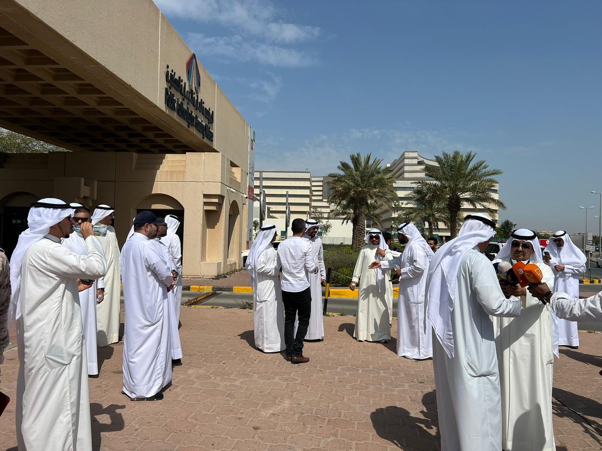 سمو الانسانية ابناءك ينتظرون السكن نتمنى من سموكم الوقوف بجانب ابناءك

اهالي مدينة المطلاع يعتصمون امام المؤسسة
العامة للرعاية السكنية لتوصيل الرساله
الى وزير المالية وبنك الائتمان والسكنية
للطالبه في استلام اذن البناء للضواحي المتبقية
#المطلاع 
#لجنة_المطلاع