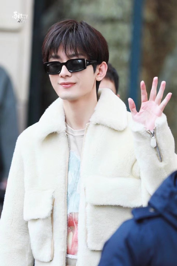 lzycmw's tweet photo. 世间所有的美好也不及你暖暖的笑，你就是我的星辰大海。
paris fashion week 
@Lanvin
CHENGYI FOR LANVIN
#ChengYixLanvinFW23 https://t.co/zmFHrVbCQ9