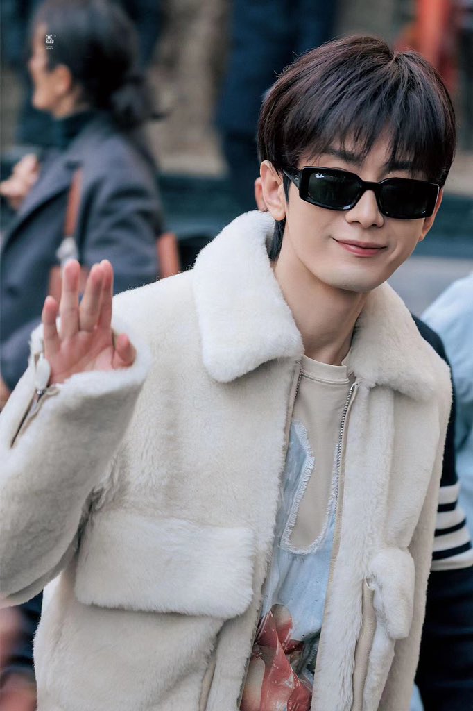lzycmw's tweet photo. 希望你继续兴致盎然的与世界交手一直走在开满鲜花的路上。
paris fashion week 
@Lanvin
CHENGYI FOR LANVIN
#ChengYixLanvinFW23 https://t.co/SV6xnBpS4E