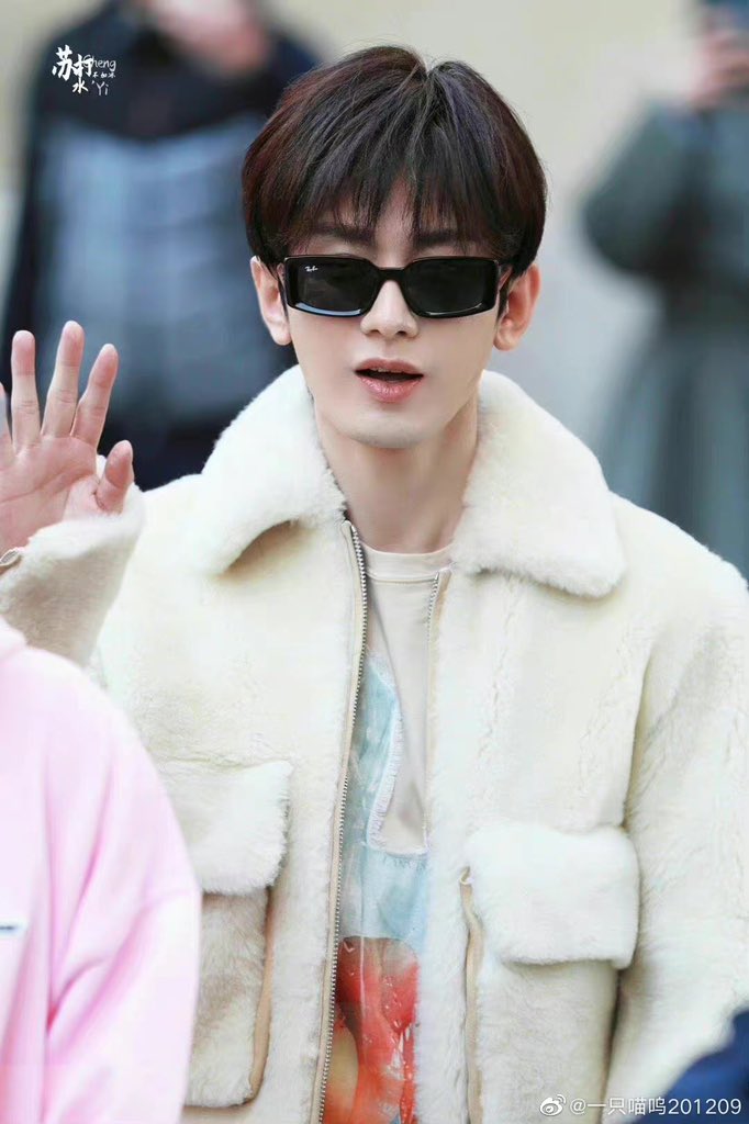 lzycmw's tweet photo. 你是天上星，我是追星的人。
paris fashion week 
@Lanvin
CHENGYI FOR LANVIN
#ChengYixLanvinFW23 https://t.co/fQ7Zk4I3Of