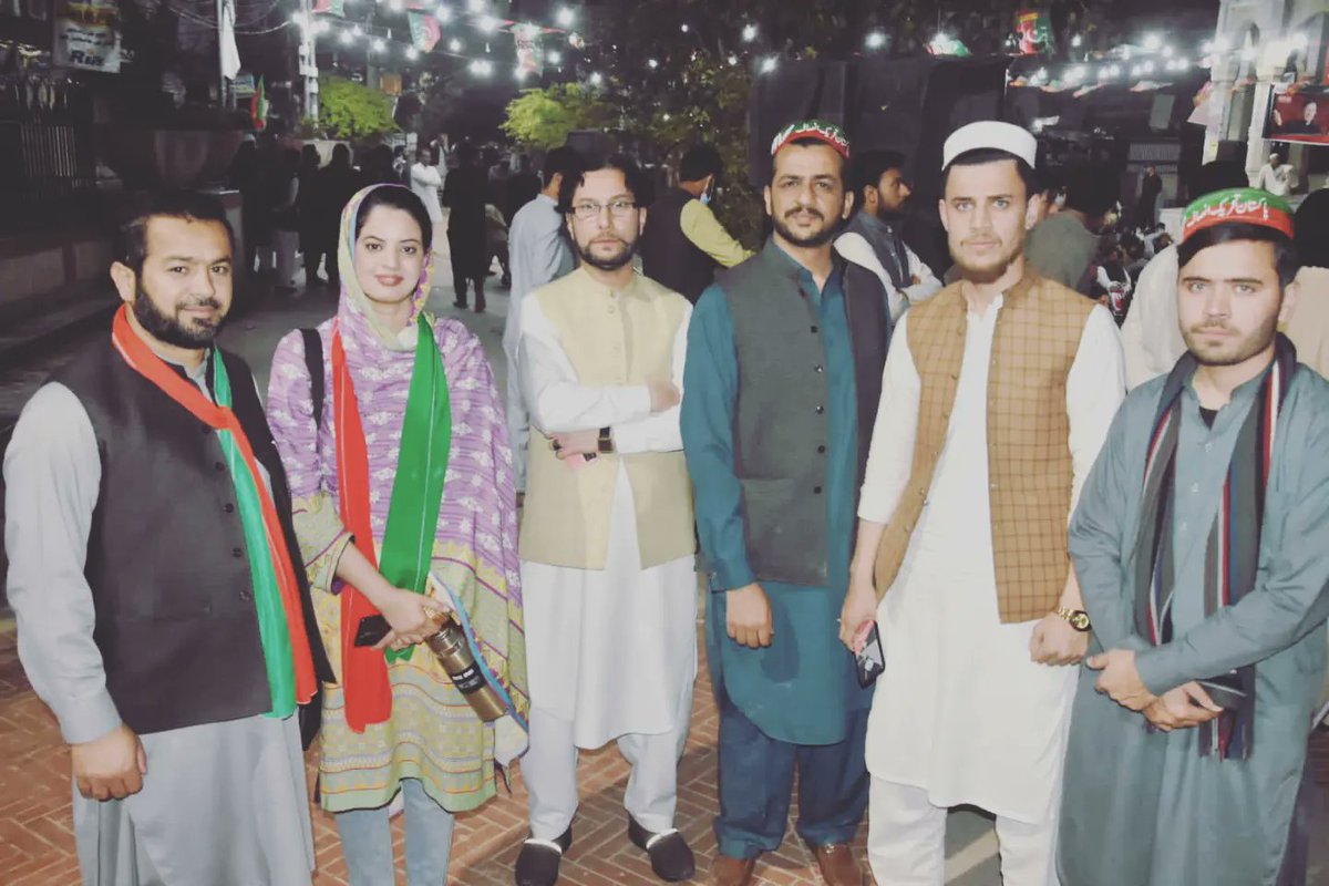 NoreenShad's tweet photo. چوک یادگار میں عمران خان کی کل کی لائیو تقریر پروگرام میں انفارمیشن سیکریٹری ڈسٹرکٹ پشاور نورین شاد اور سابقہ ٹاؤن ممبر ڈسٹرکٹ پشاور محمد شعیب کی شرکت
glimpses from yesterday of Imran khan's live speech at Chowk yadgar
#انقلاب_عمران_کے_سنگ
#pk71 @ayeshabanopti @shahzaibpti81 https://t.co/xzXWHNzIn4