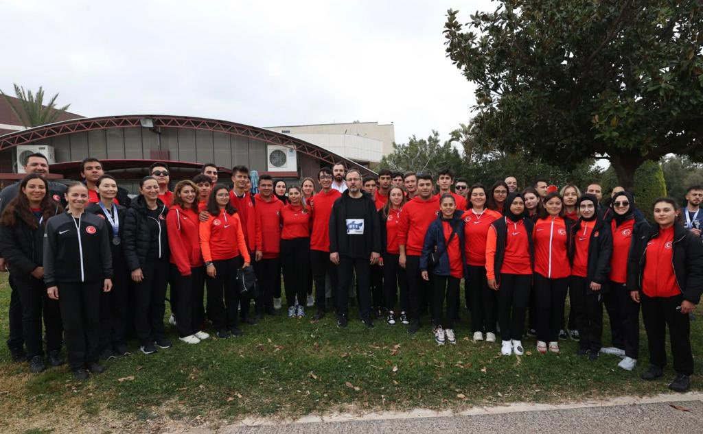 Uluslararası Runtalya Maratonu kapsamında depremden etkilenen bölgelerimiz yararına düzenlenen “1 Adım 1 Hayat” koşusuna, şampiyon sporcularımız ve binlerce vatandaşımız ile omuz omuza katıldık.