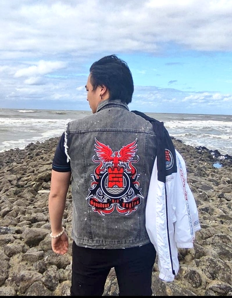 Tischtänzer.
Schreihals.
Stimmungsmacher.
Bocklegende.

Wird Zeit, dass <a href="/EinSpandau/">Eintracht Spandau</a> heute einen extra Panda-Buff in 130 Dezibel bekommt!
RISE MY EAGLES!! AHU! AHU! AHU!
#Derby #BockaufBock #EINSvsBIG #EINSWIN #HierIsReal